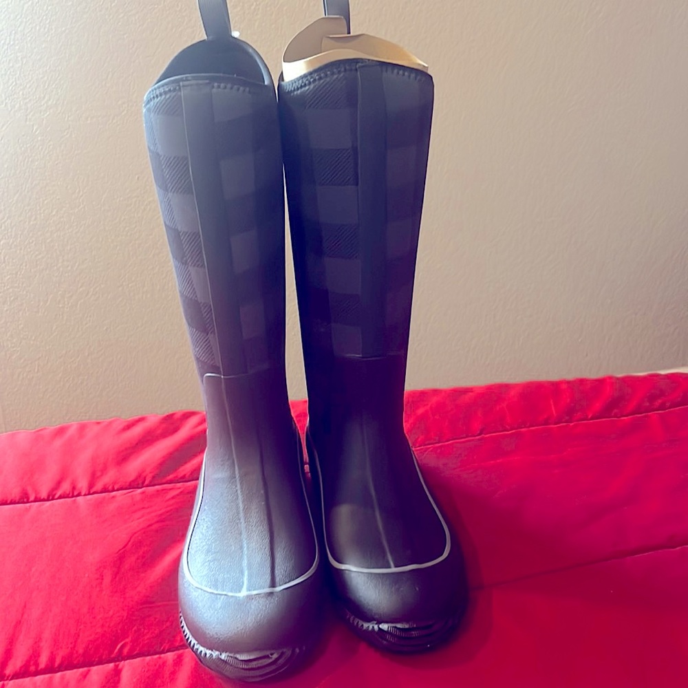 Muck boot company women’s boots size 9. Never worn.